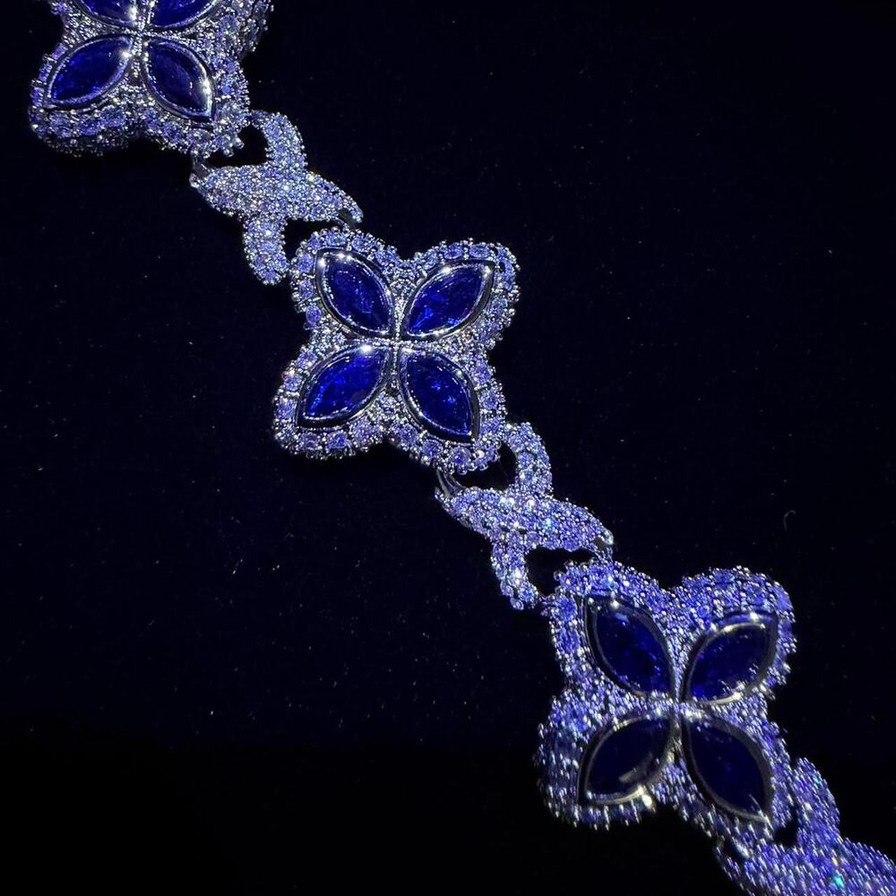 Iced navy clover flower bracelet - Picture 5 of 8